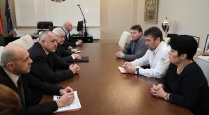 Борисов: Болници няма да закривам, искам решение