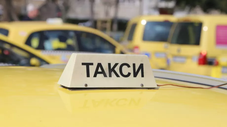 Виц на деня: Кметът на Враца се качва при стар таксиджия