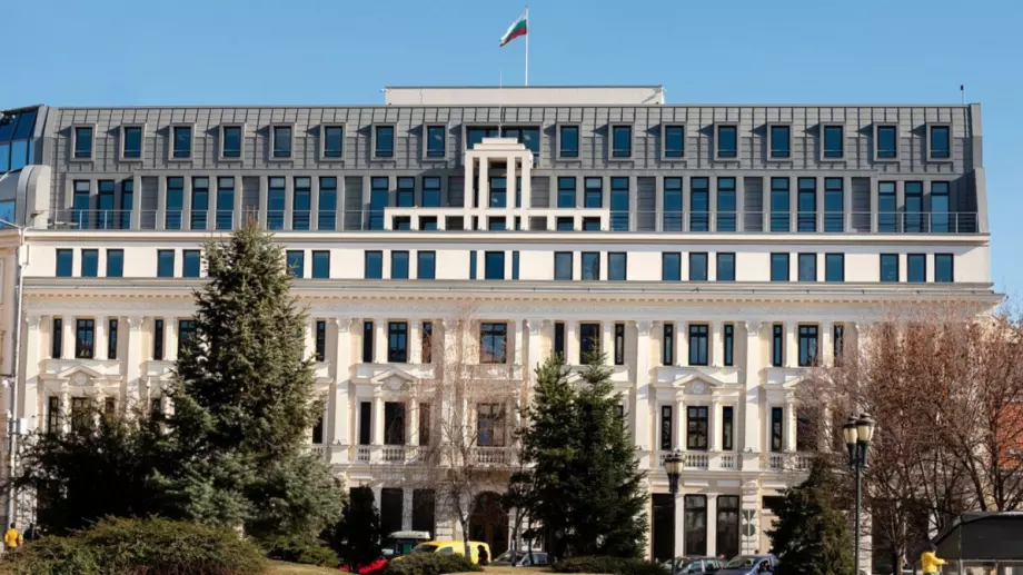 Заради слаби резултати: Орязват здраво заплатите в ББР