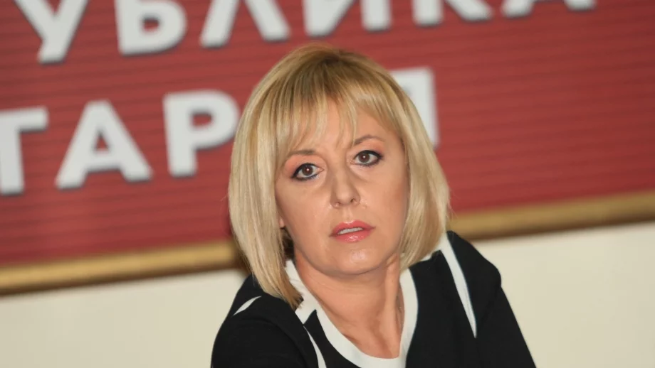 Манолова сезира КС за частното финансиране на партиите