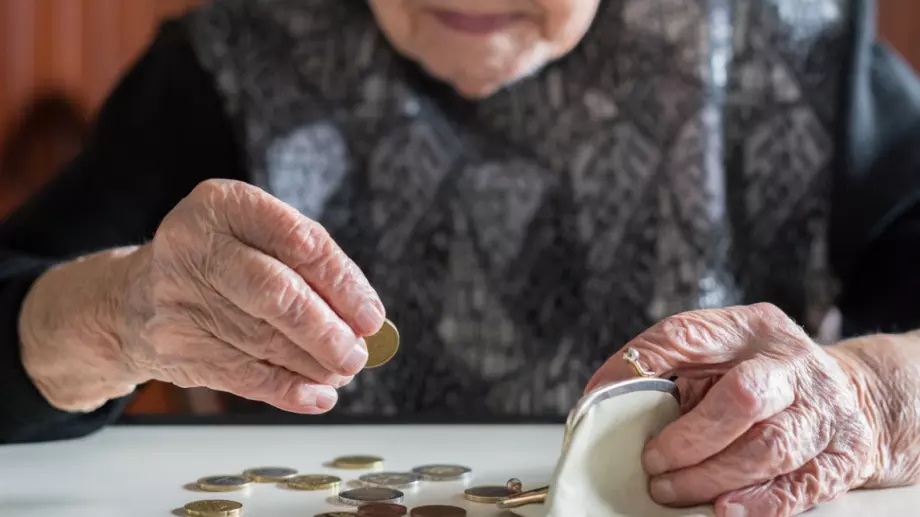 От 1 октомври минималната пенсия да е 370 лв. прие бюджетната комисия
