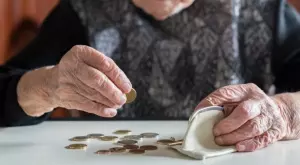 Изплащат пенсиите и добавките към тях