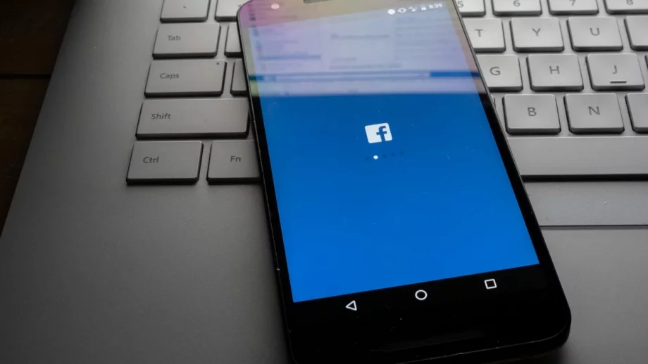 Ето как само определени хора да виждат, че сте онлайн във Facebook