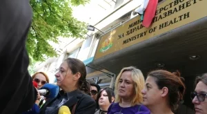 Родители на деца с онкологични заболявания протестираха пред МЗ
