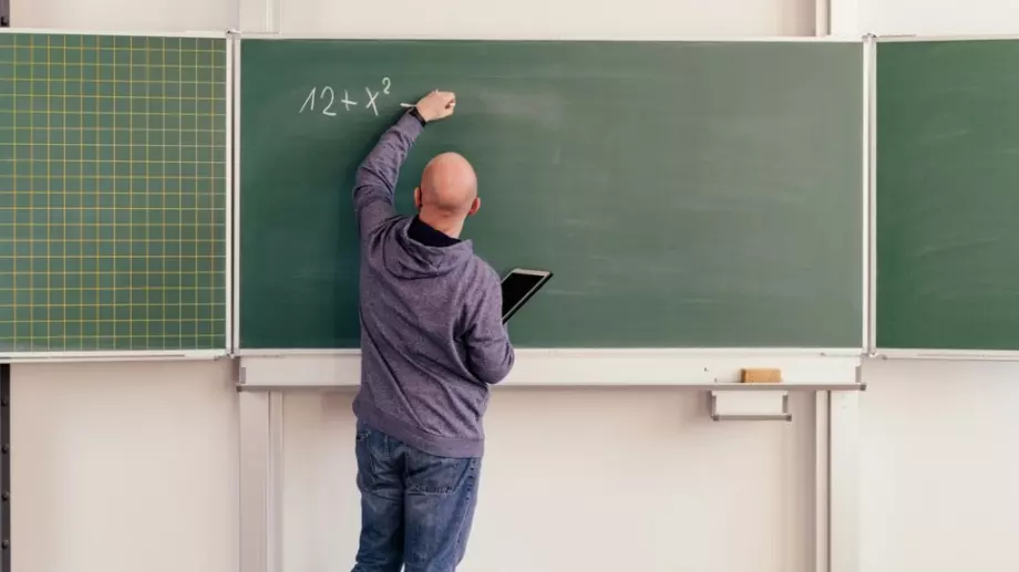 МОН обяви новите учителски заплати