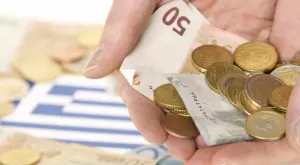 Гърция дава по 800 евро на засегнатите от Covid-19