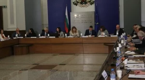 Тристранката дебатира за заплати, но истинският дебат си остава за болничните