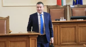Властта отстъпи за касовите апарати, даде още 6 месеца