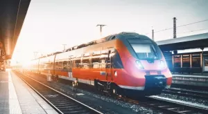 Високоскоростни влакове "летят" по висящ мост в Китай (ВИДЕО)