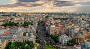 Букурещ затваря заведения, училища и кина на закрито