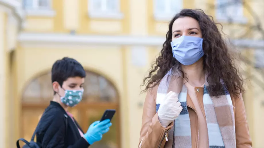 Отпадна задължителното носене на маски на открито