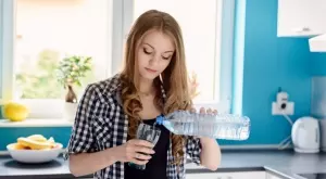 Защо не бива да пием вода от пластмасова бутилка?