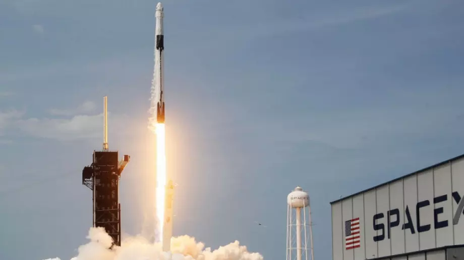 SpaceX приема плащане с Dogecoin за мисия до Луната 