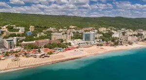 България чака чужденци в опит да спаси сезона