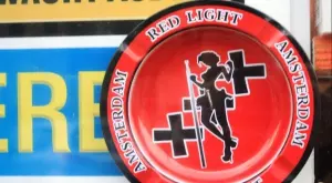 Амстердам със строги мерки в квартала на "червените фенери" 