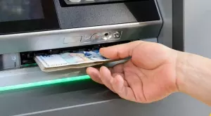 Банките отново вдигат таксите, кои услуги поскъпват най-много