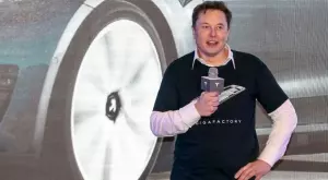 Мъск ще съкращава работници в Tesla, заменя ги робот