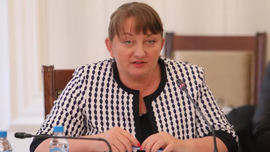 Сачева обяви колко е помощта заради коронавируса