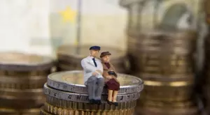 Франция вдига пенсионната възраст, политици зоват на бунт