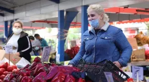 С маски и на дистанция по пазарите в София