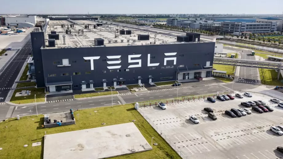 Бивши служители съдят Tesla заради некоректни уволнения
