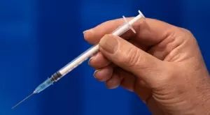 Pfizer и BioNTech тестват трета доза от ваксината си срещу нови щамове на коронавируса  