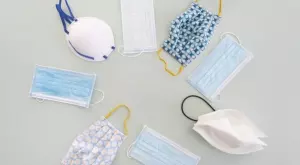 Робот тества маски като киха и кашля като човек