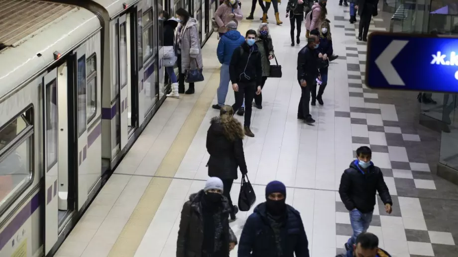 В метрото вече може да се пътува и чрез банкова карта