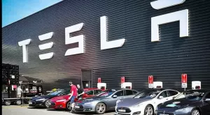 Искат изтегляне на 158 000 автомобила на Tesla заради дефект  