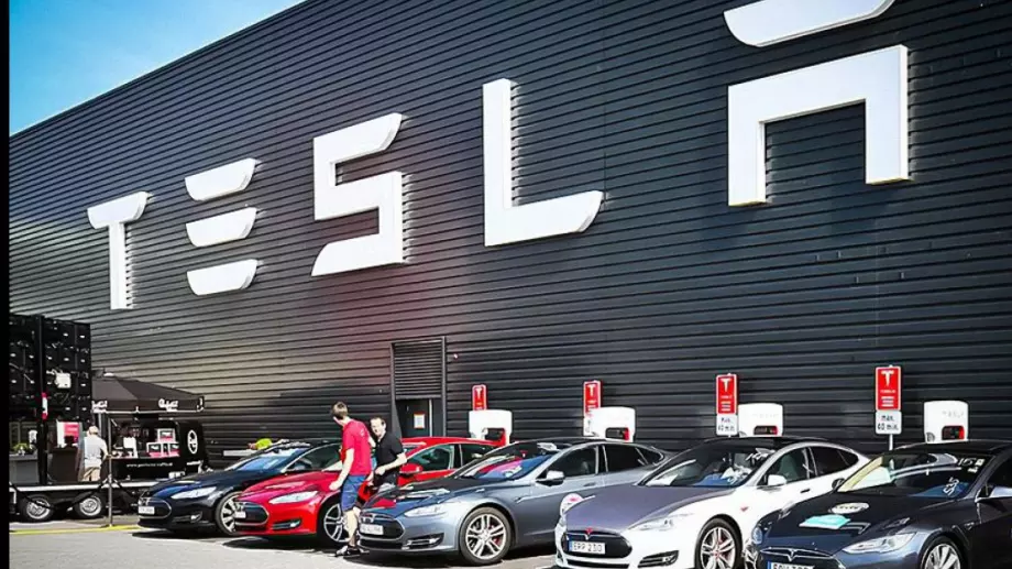Искат изтегляне на 158 000 автомобила на Tesla заради дефект  
