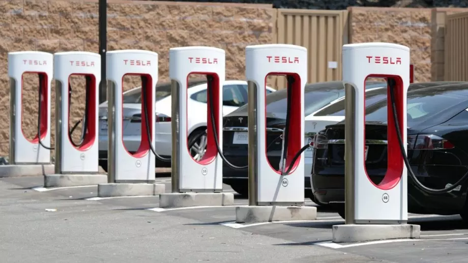 Tesla прави зарядна станция за електромобили в София