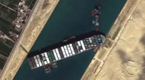 Преместиха кораба, но Суецкият канал остава блокиран