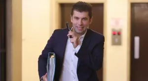 Кирил Петков слага край на заплатите по 60 000 лв. в ББР