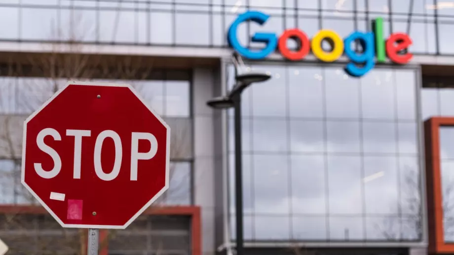 За да свие разходите още: Google намалява придобивките на служителите си