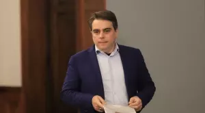 Асен Василев вдигна мерника на чиновниците