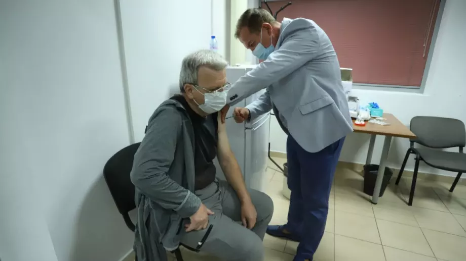 НОИ изплаща еднократната добавка на ваксинирани пенсионери