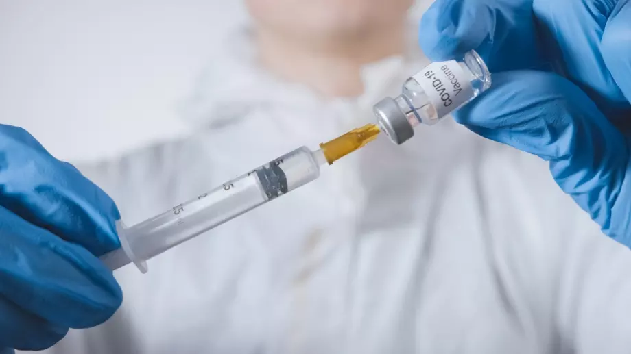 Pfizer, BioNTech и Moderna печелят по 1000 долара всяка секунда
