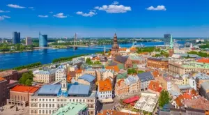 Латвия разреши на фирмите да уволняват неваксинирани