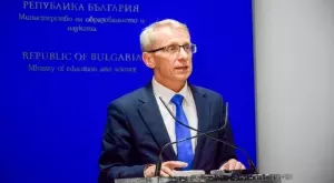 Министър Денков потвърди вдигането на учителските заплати