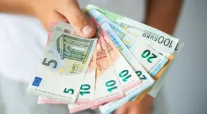 Почти изчезнаха парите, изпращани у нас от българи в чужбина