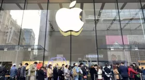 Огромни опашки и в очакване на Тим Кук: Apple откри първия си магазин в Индия