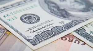 Доларът стана по-скъп от еврото за първи път от две десетилетия