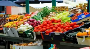 По-евтини плодове и зеленчуци, но млечните продукти поскъпват