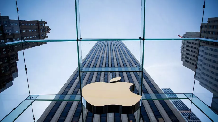 На съд: Искат 1 млрд. долара от Apple  