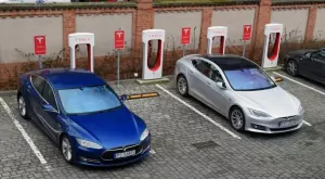 Конкурентни марки ще могат да използват заярдните станции на Tesla в САЩ