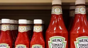 Кетчупът Heinz и други популярни марки сменят опаковката си заради смъртта на Елизабет II
