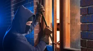 Виц на деня: Мъж хваща крадци в гаража си и звъни на полицията