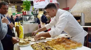 Виц на деня: Вуте отива на изложение за храни в Китай
