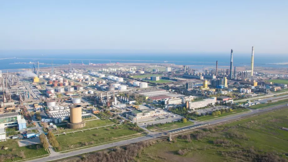 След протест: Рафинерията Petromidia в Румъния вдига заплатите на работниците