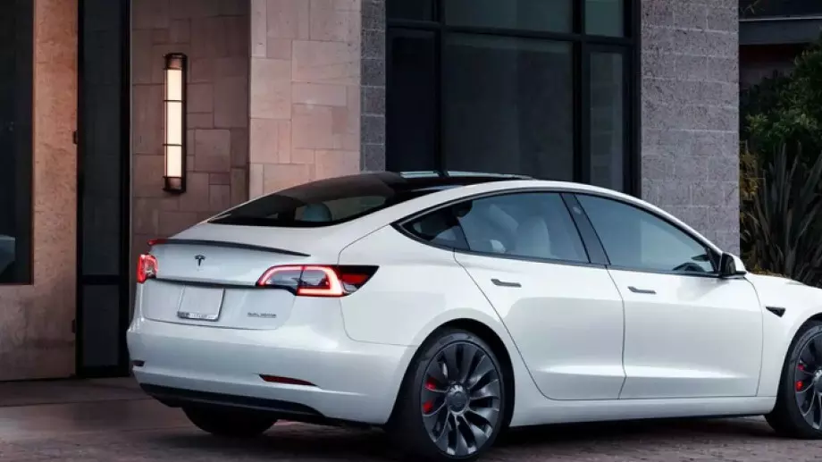 Колко километра без зареждане изминава новата Tesla?